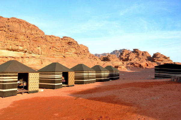 De mooiste activiteiten ter wereld? Dit zijn de meeste toffe bucketlist activiteiten voor reizigers! Overnacht in de Wadi Rum