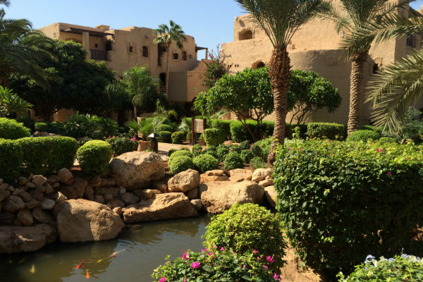 De prachtige tuin van het Mövenpick Resort & Spa Dead Sea in Jordanie