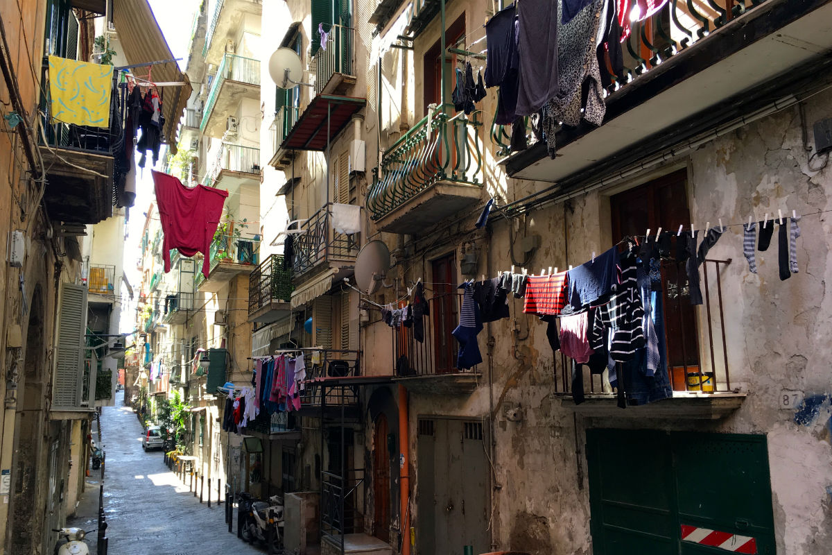 Heel veel wasgoed in Quartieri Spagnoli in Napels