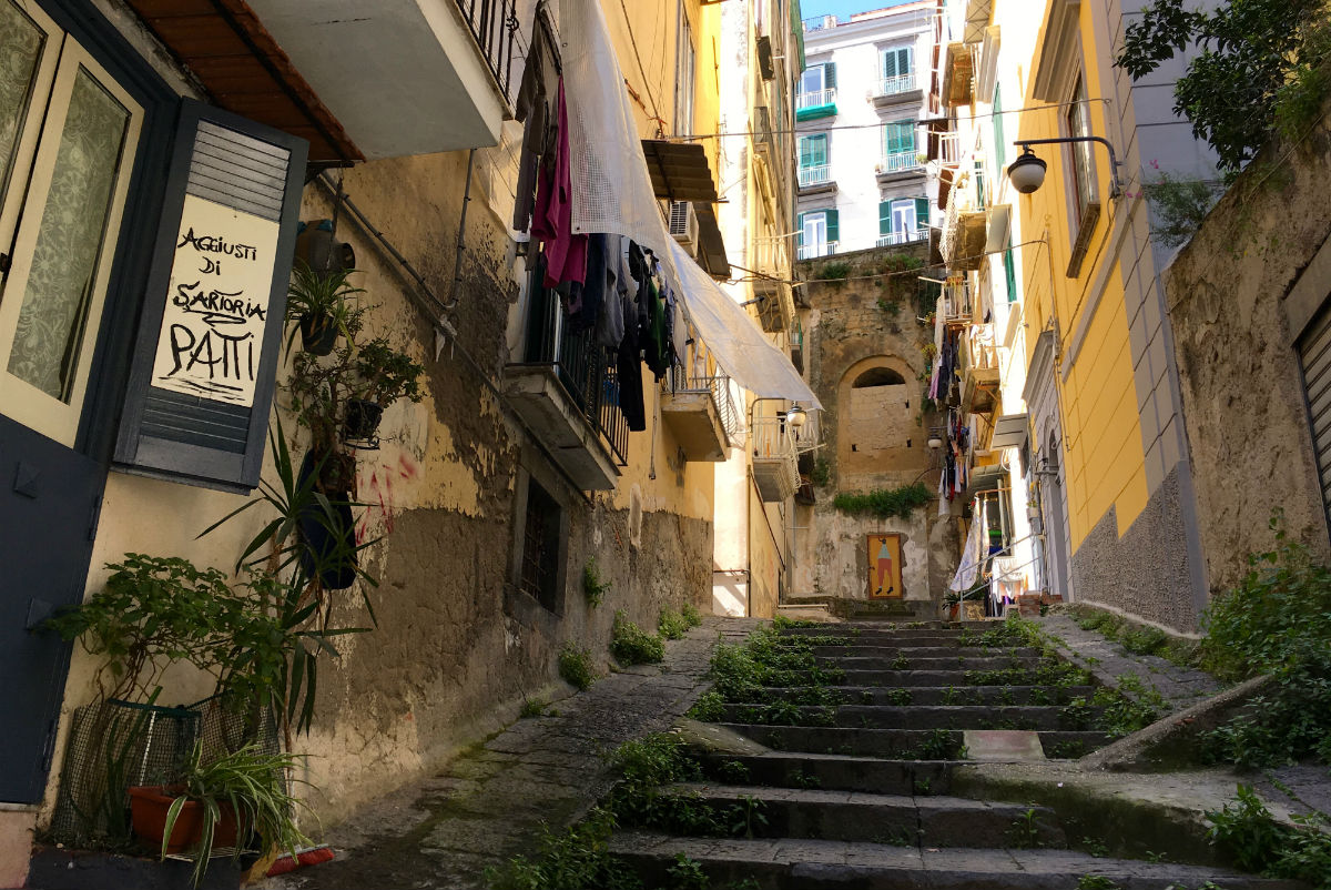 De heuvelachtige straten van het Quartieri Spagnoli in Napels
