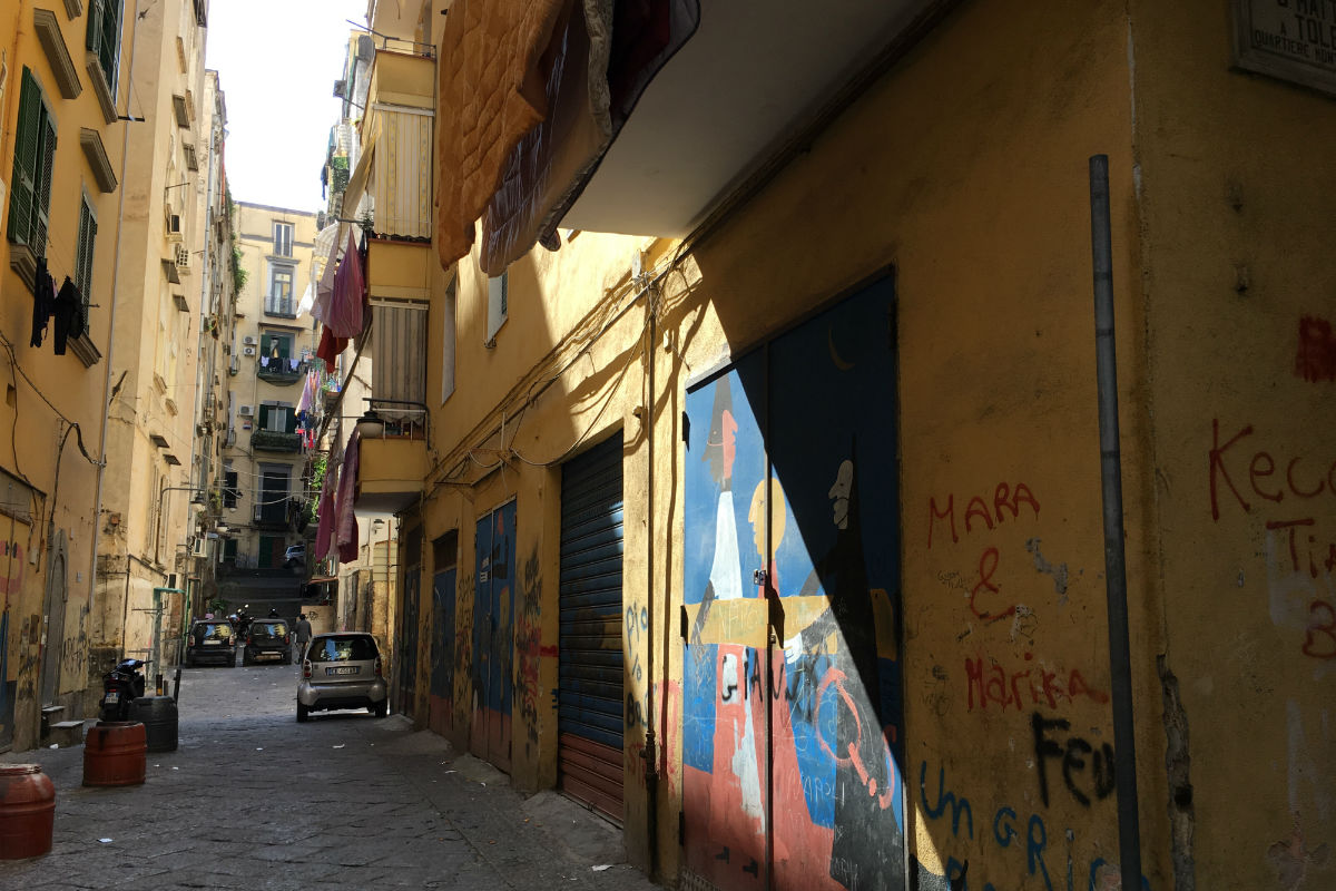 De pastelkleuren in de Spaanse wijk in Napels