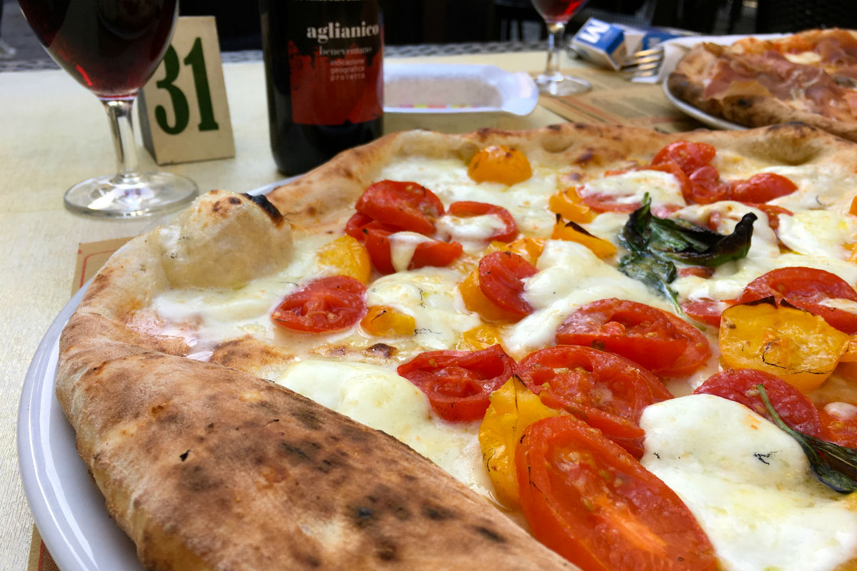 Pizza met tomaten van de Vesuvius in Napels