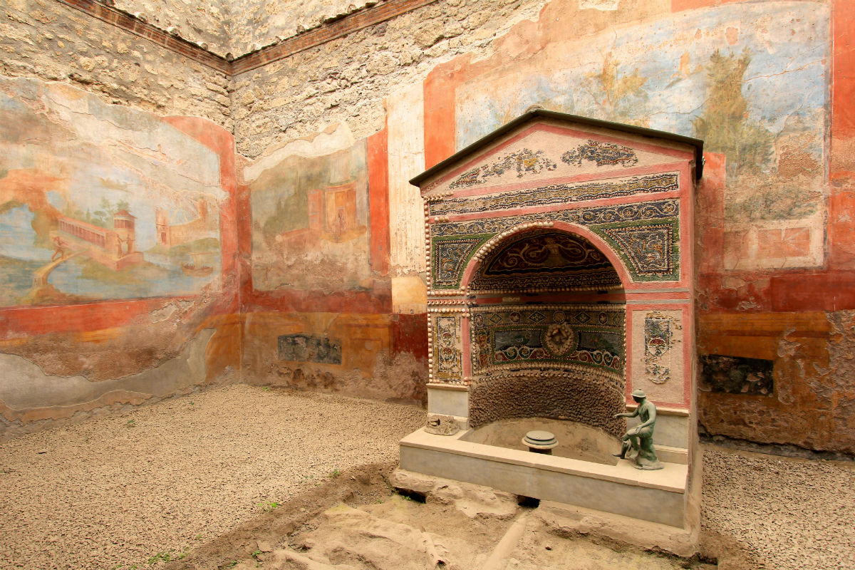 Wat je zeker niet mag overslaan in Napels is de pastelkleurige muurschilderingen in pompeii nabij napels italie bekijken