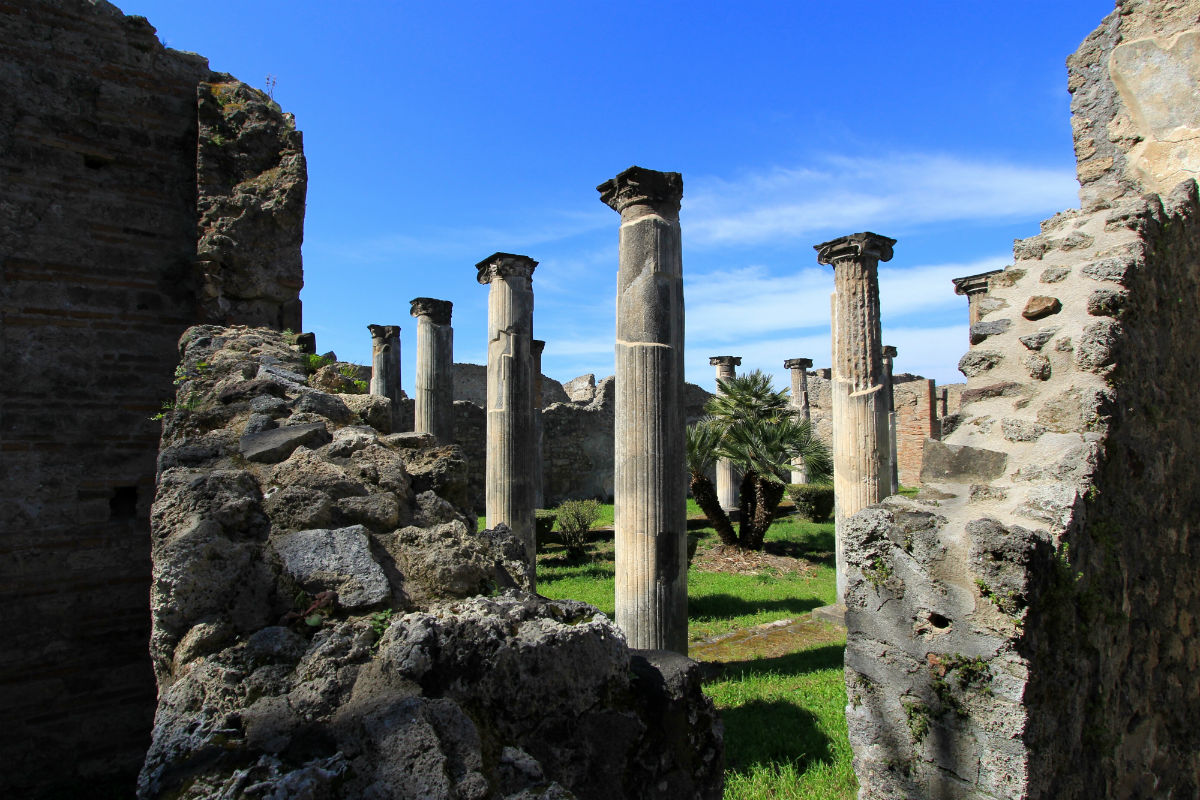 Vlakbij Napels vind je Pompeii met prachtige overblijfselen van huizen in pompeii nabij napels italie