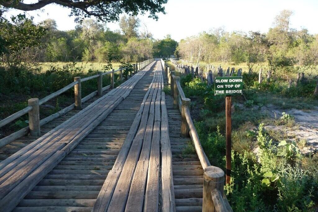 De brug naar Khwai Camp Site Moremi Game Reserve Botswana