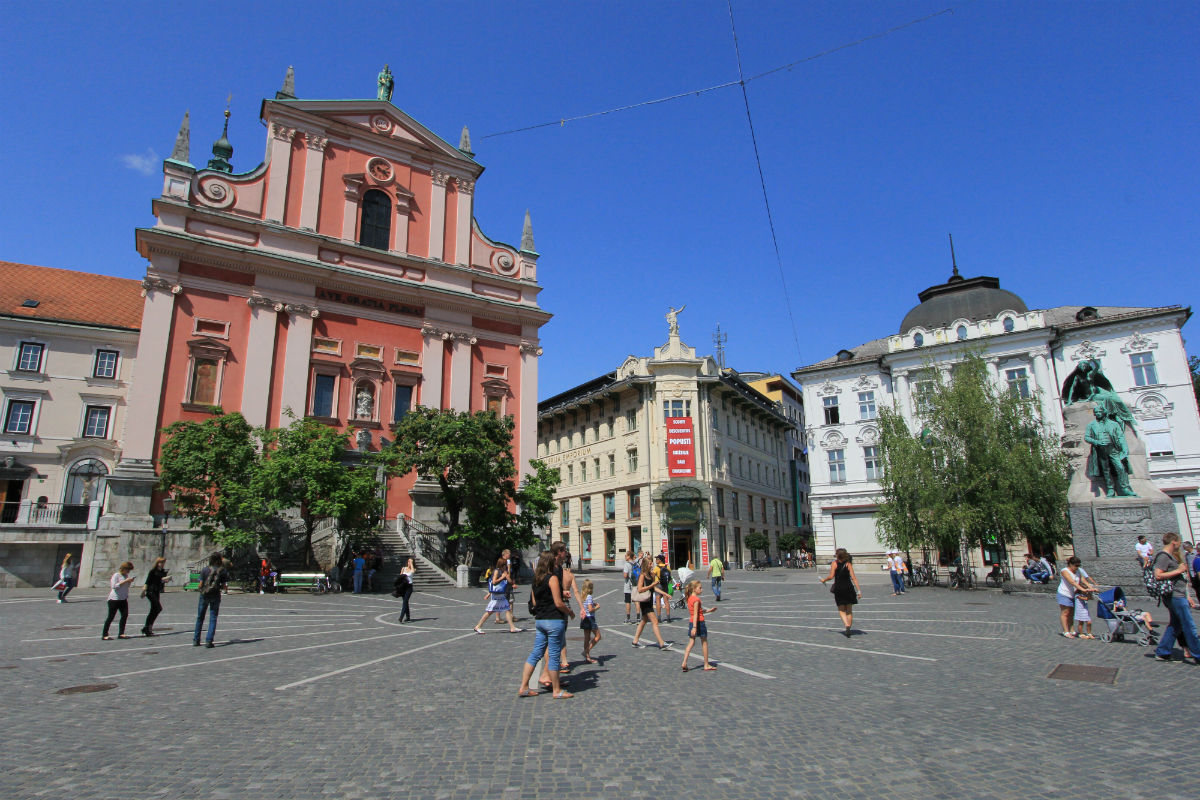 De roze Franciskaanse kerk Ljubljana Slovenie