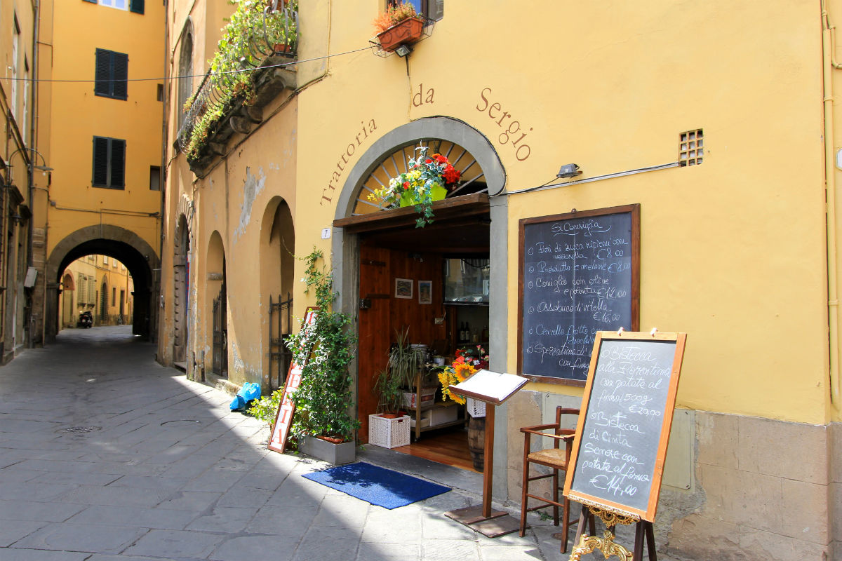 De sfeervolle pastelkleurige straten van Lucca in Toscane Italie