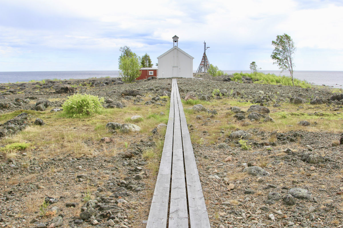 De witte kapel op Pite-Ronnskar in Zweeds Lapland