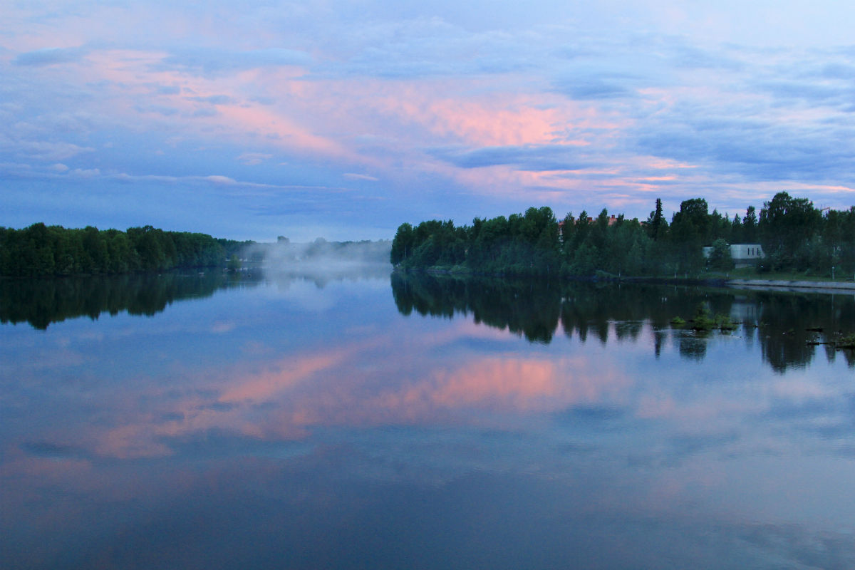 Middernachtzon in Zweeds Lapland in de zomer