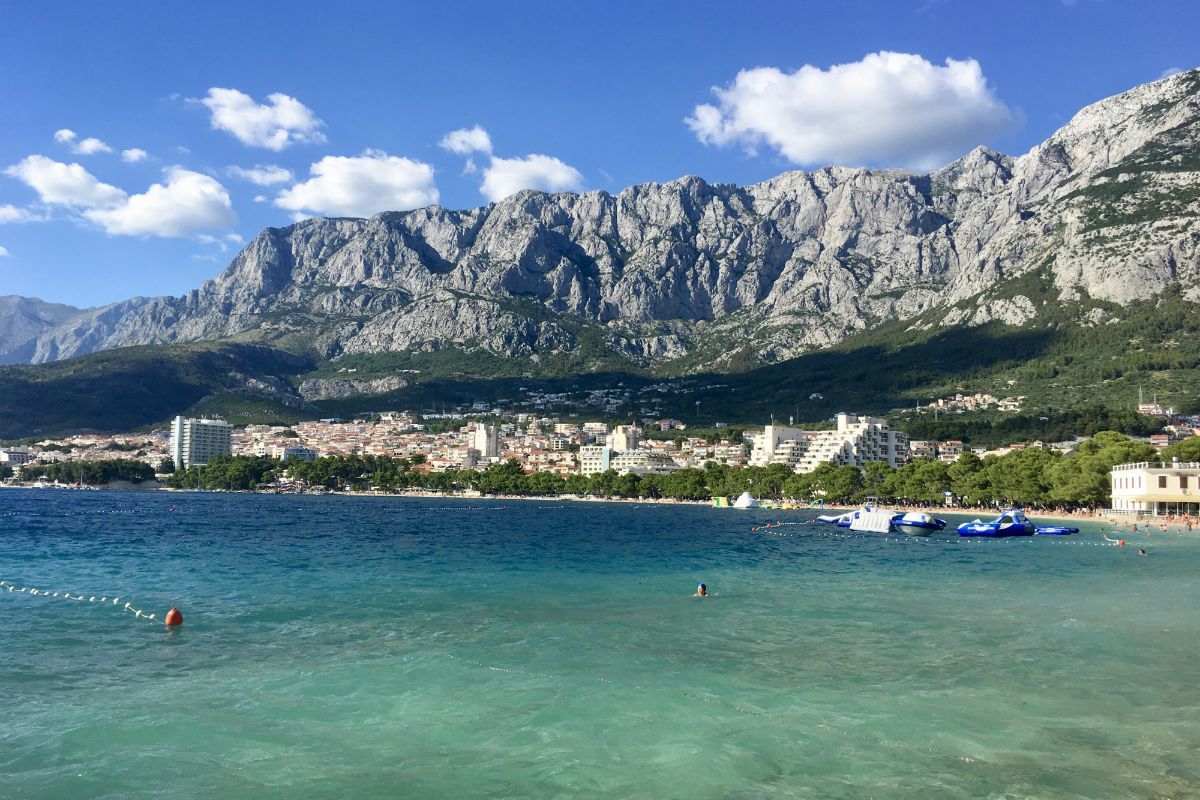 De steile kliffen lijken op het strand uit te komen in Dalmatie aan de Makarska Riviera