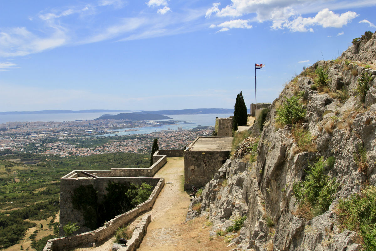 Fort Klis en haar prachtige uitzicht over Split en de kust tijdens mijn roadtrip Dalmatie Kroatie