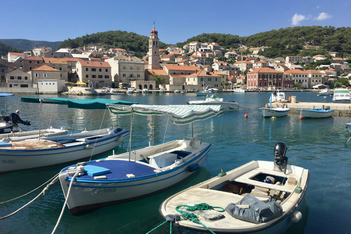 Het stadje Bol op het sfeervolle eiland Brac tijdens rondreis Dalmatie Kroatie