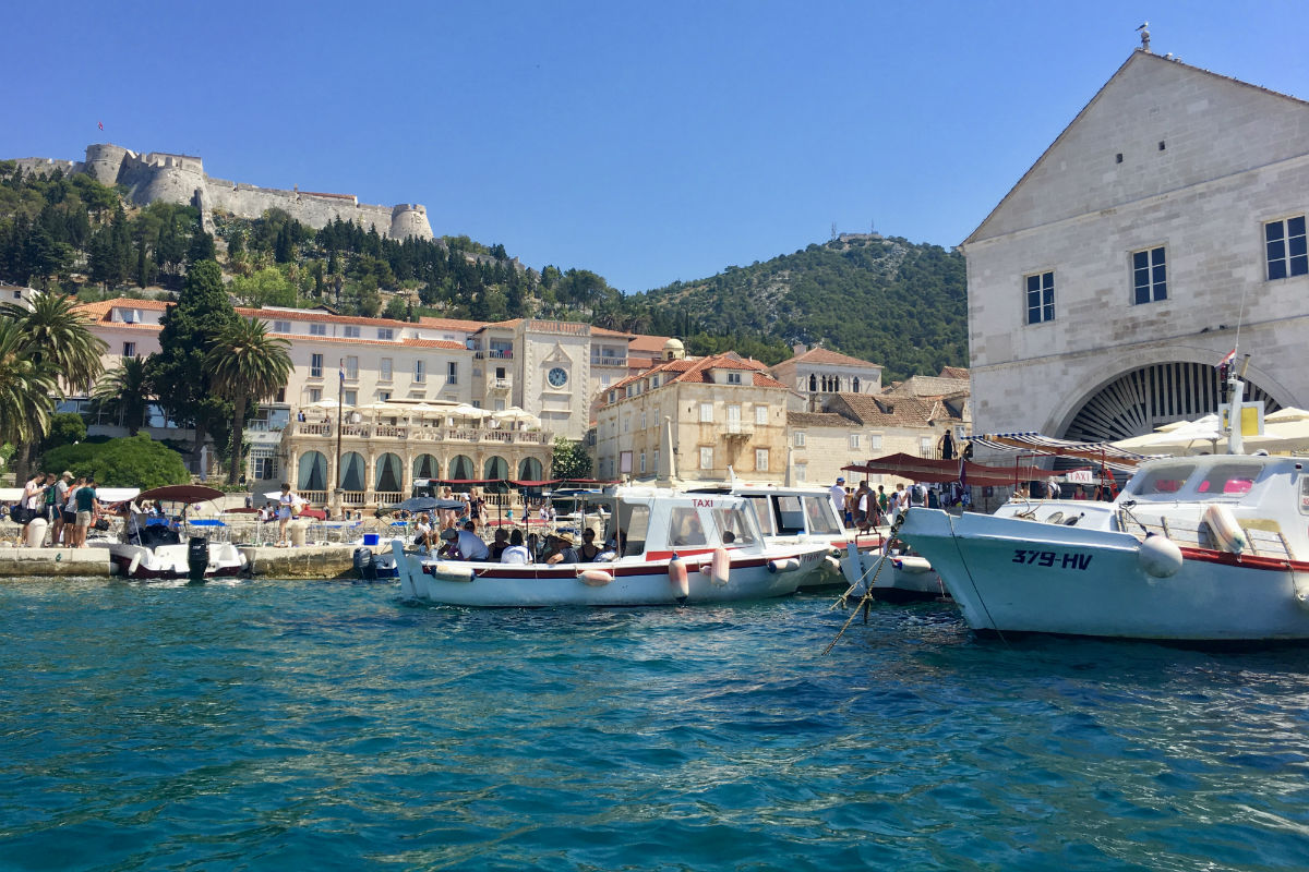 Sfeervol Hvar vanuit de haven in Dalmatie Kroatie