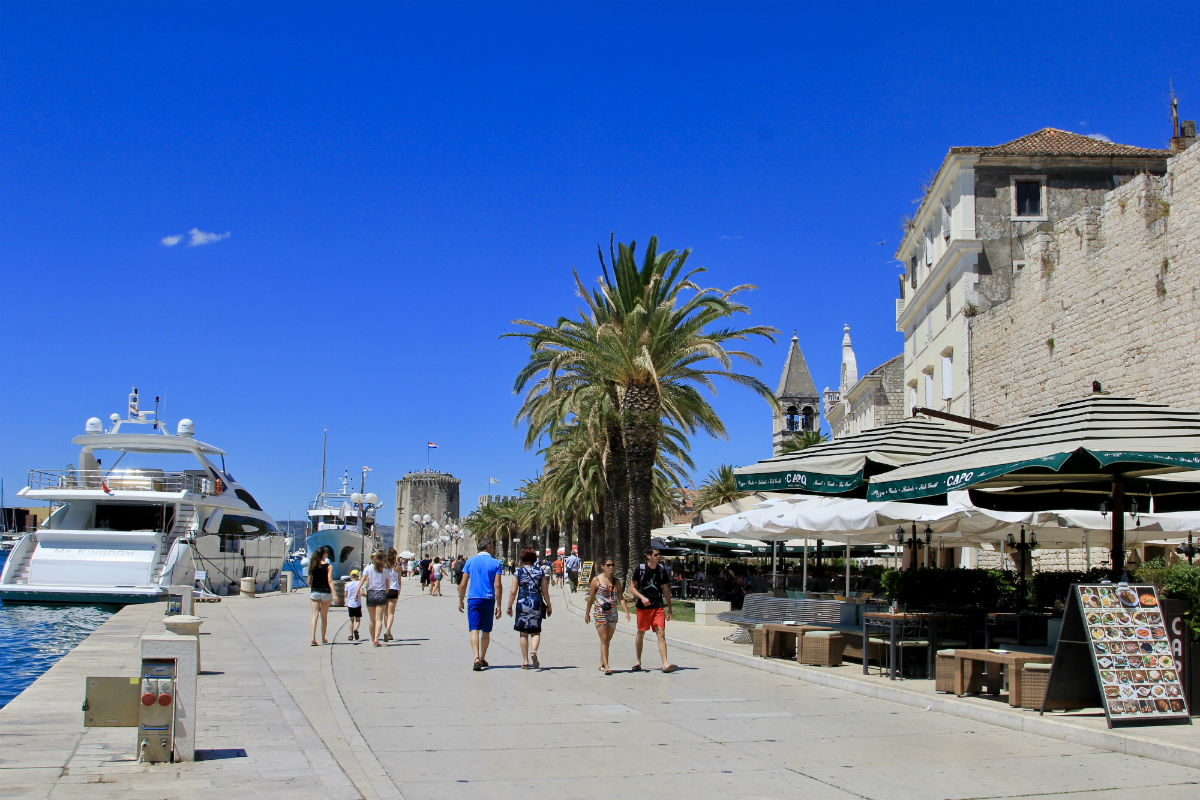De sfeervolle boulevard van Trogir in Dalmatie
