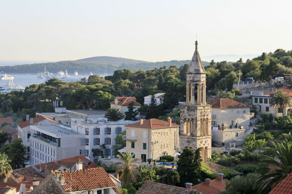Het sfeervolle stadje Hvar op het eiland Hvar is goed te bezoeken tijdens je rondreis Dalmatie