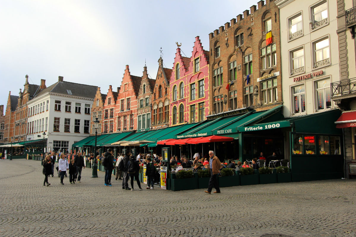 De gezellige Grote Markt tijdens een weekend Brugge