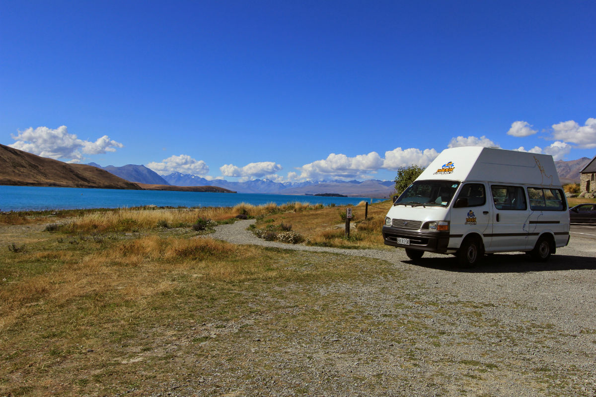 Onze happy camper bij Lake Tekapo in Nieuw Zeeland