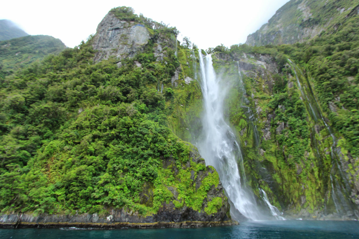 Watervallen in Milford Sound in Nieuw Zeeland
