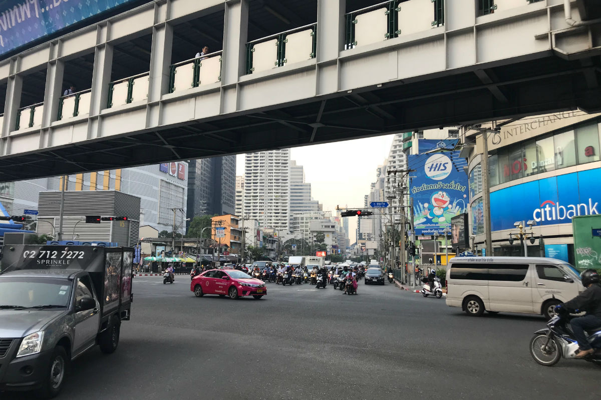Drukte op Sukhumvit road in Bangkok