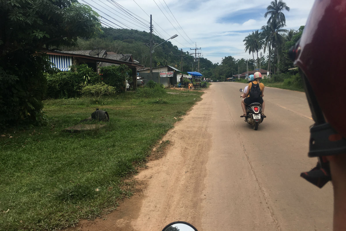 Achterop de scooter op Koh Lanta eiland in Thailand