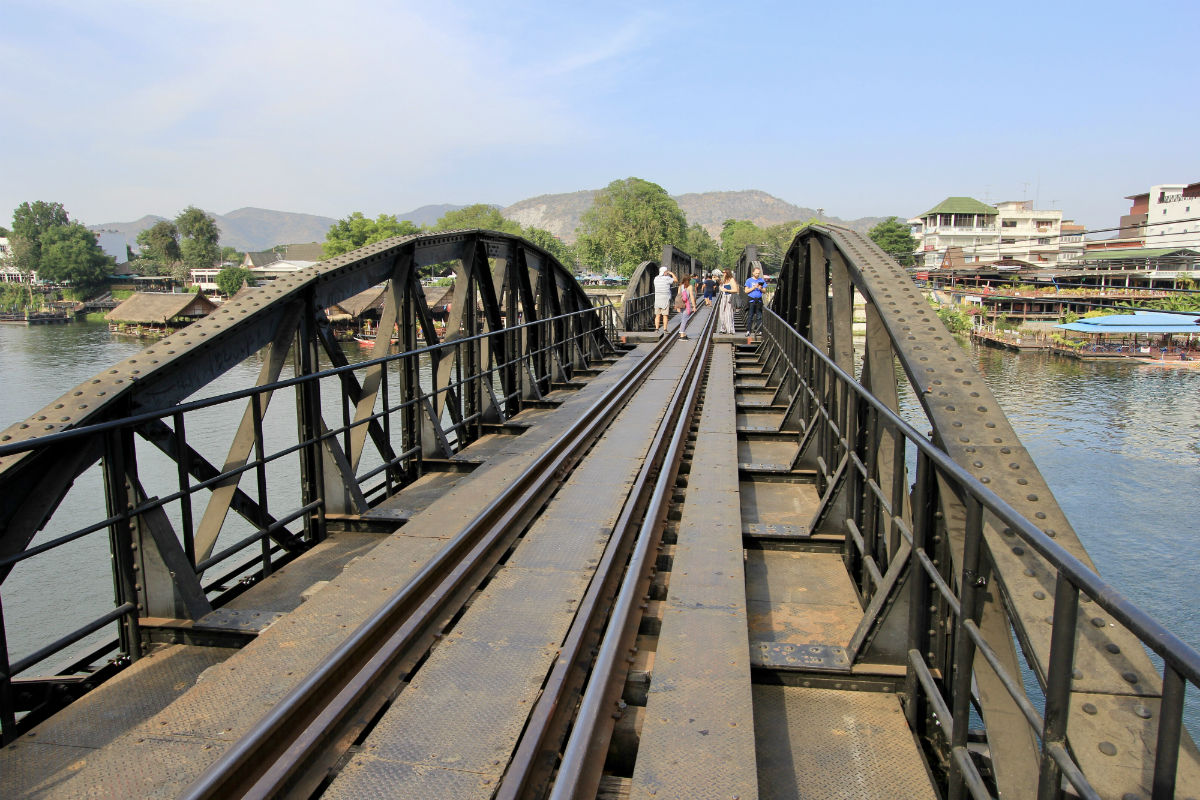 De brug over de rivier Kwai in Kanchanaburi Thailand