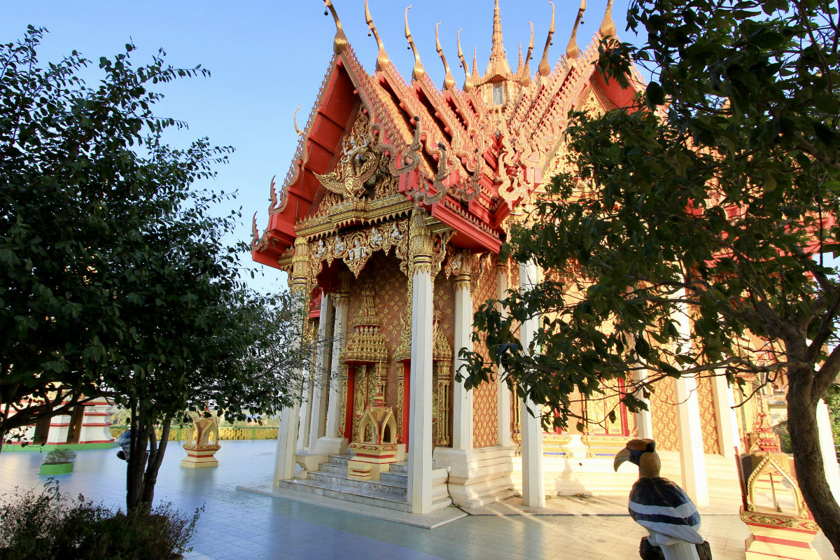 De mooie Wat Tham Sua tempel prijkt hoog op de heuvel boven Kanchanaburi in Thailand
