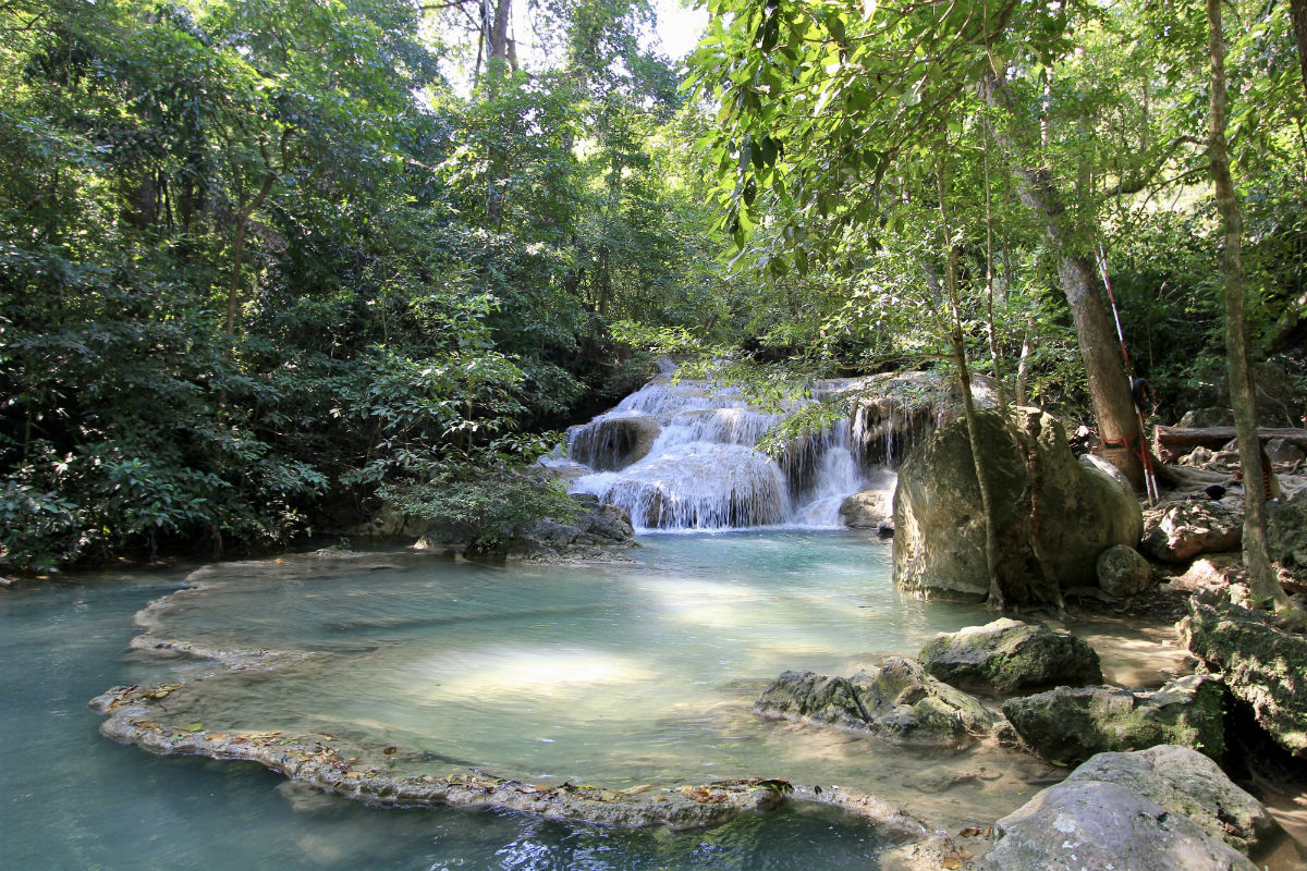 De watervallen van Erawan bij Kanchanaburi in Thailand behoren tot de mooiste watervallen ter wereld