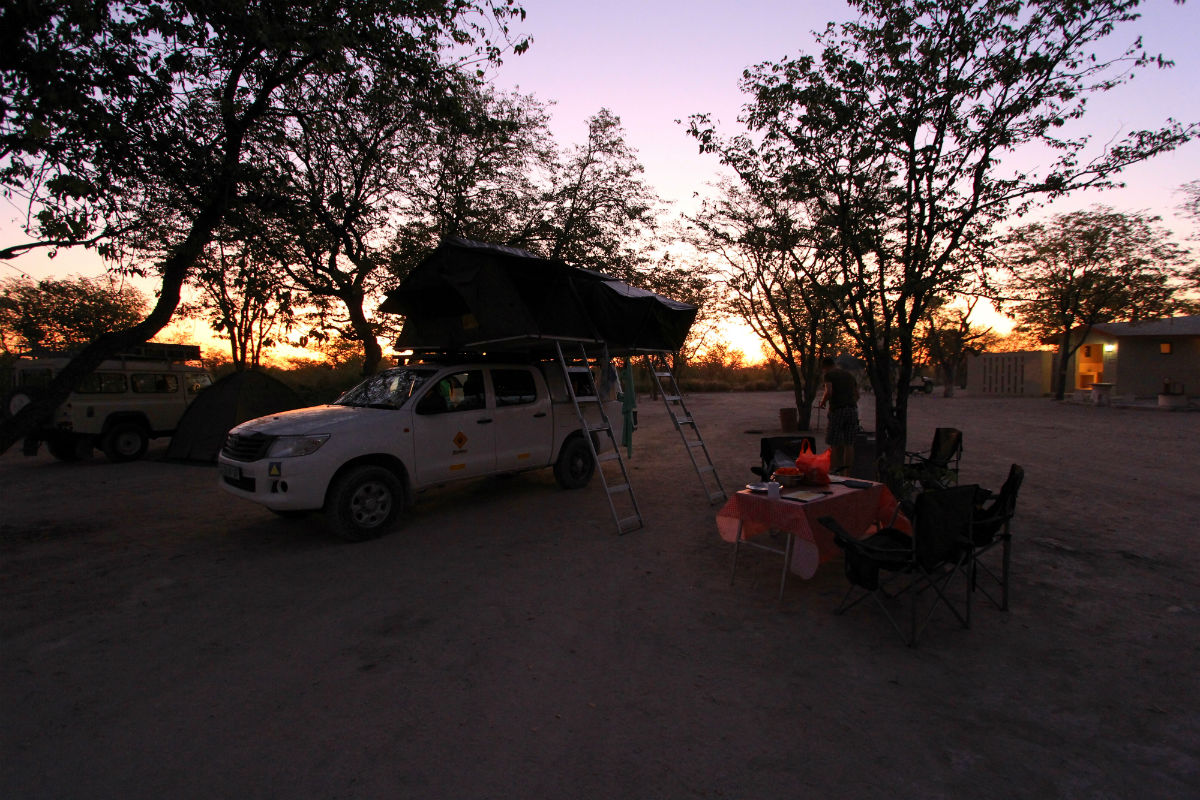 De zonsondergang vanaf ons plekje in namibie en botswana