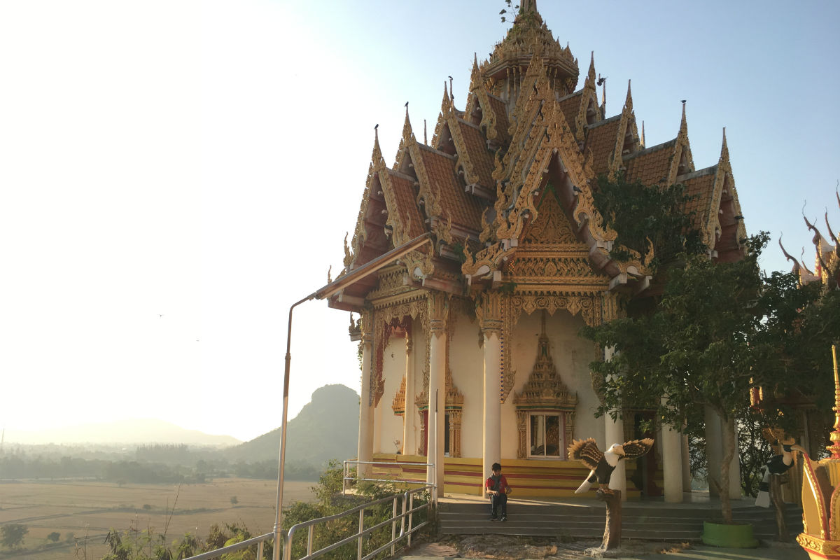 Het prachtige uitzicht bij Wat Tham Sua zeker aan doen in Kanchanaburi