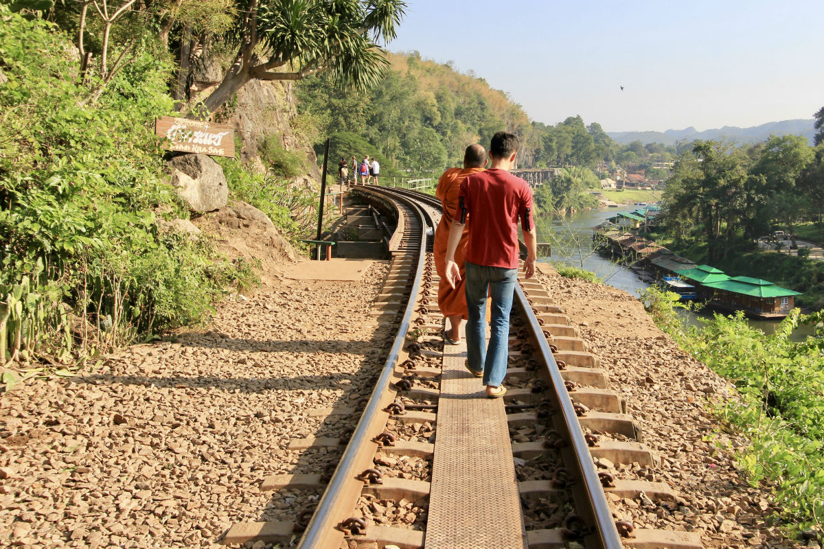 Lopen over de Death Railway bij Kanchanaburi in Thailand