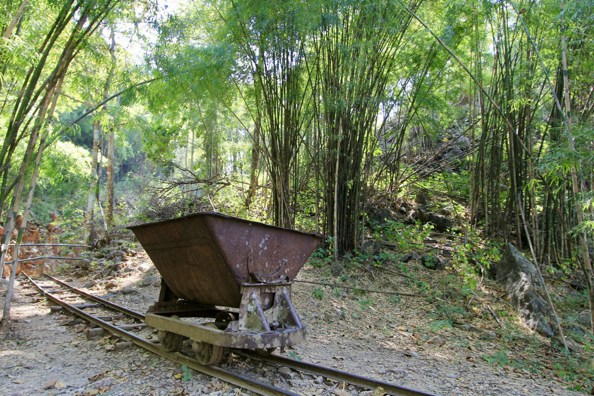 Restanten van het zware werk dat geleverd is bij de aanleg van de spoorlijn Kanchanaburi in Thailand
