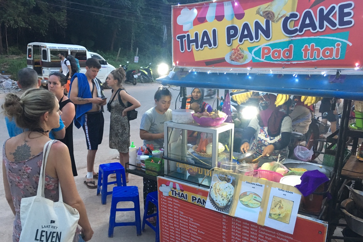 Een bananenpannenkoek moet je zeker eten in Thailand
