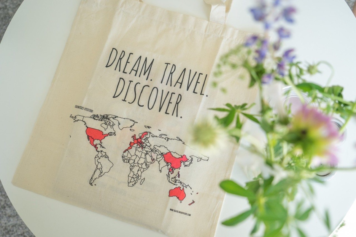 De canvas colour your world tas is een van de ultieme cadeaus voor reizigers