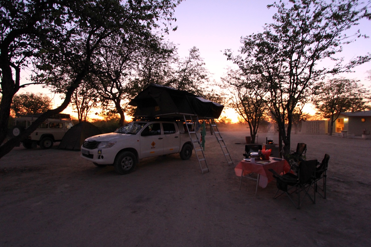 Kamperen in een daktent is echt geweldig in Etosha National Park in Namibie