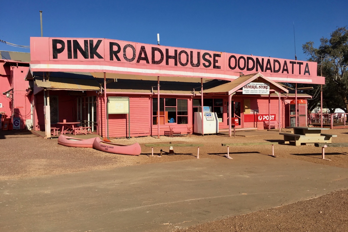 Stop ook zeker bij The Pink Roadhouse als je de Oodnadatta Track rijdt