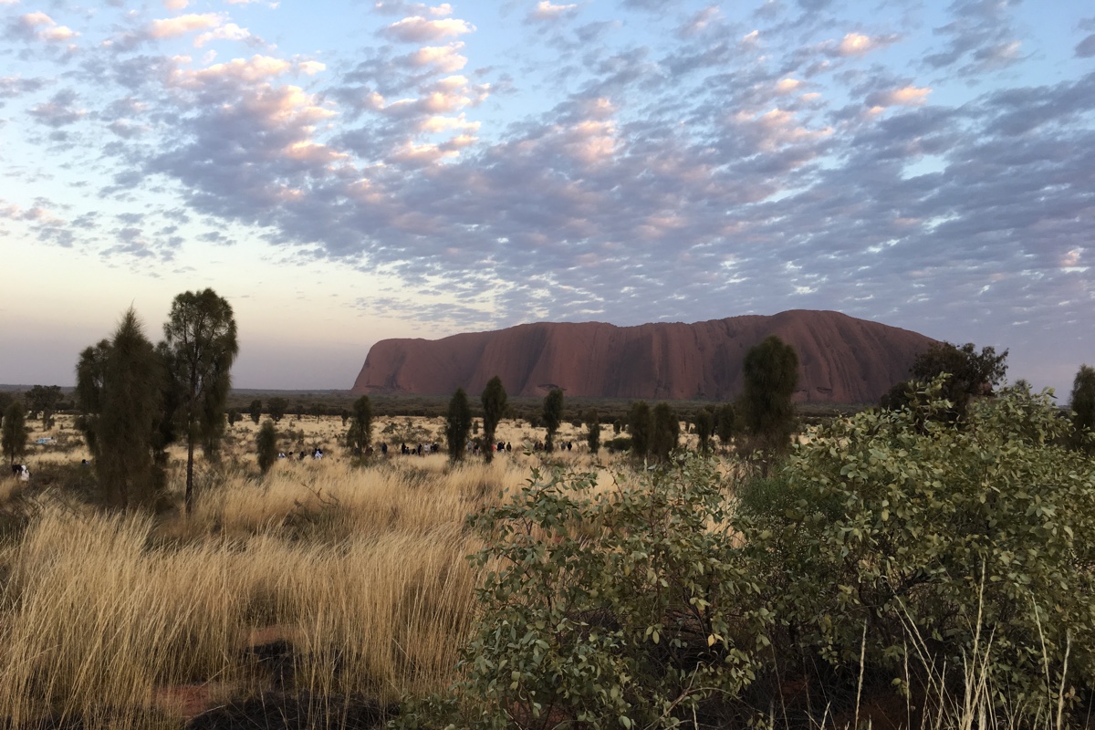 Via de Red Centre Way rijd je naar Uluru waar je de zonsopkomst niet mag missen