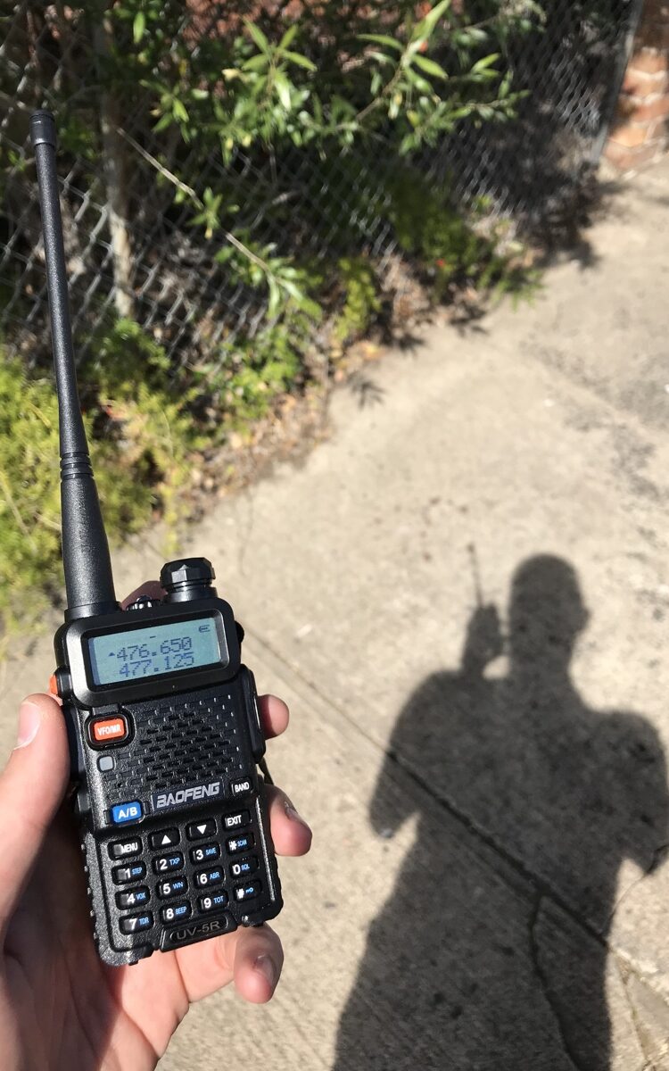 In remote gebieden in Australië heb je zelden telefoonontvangst en is deze radio een uitkomst