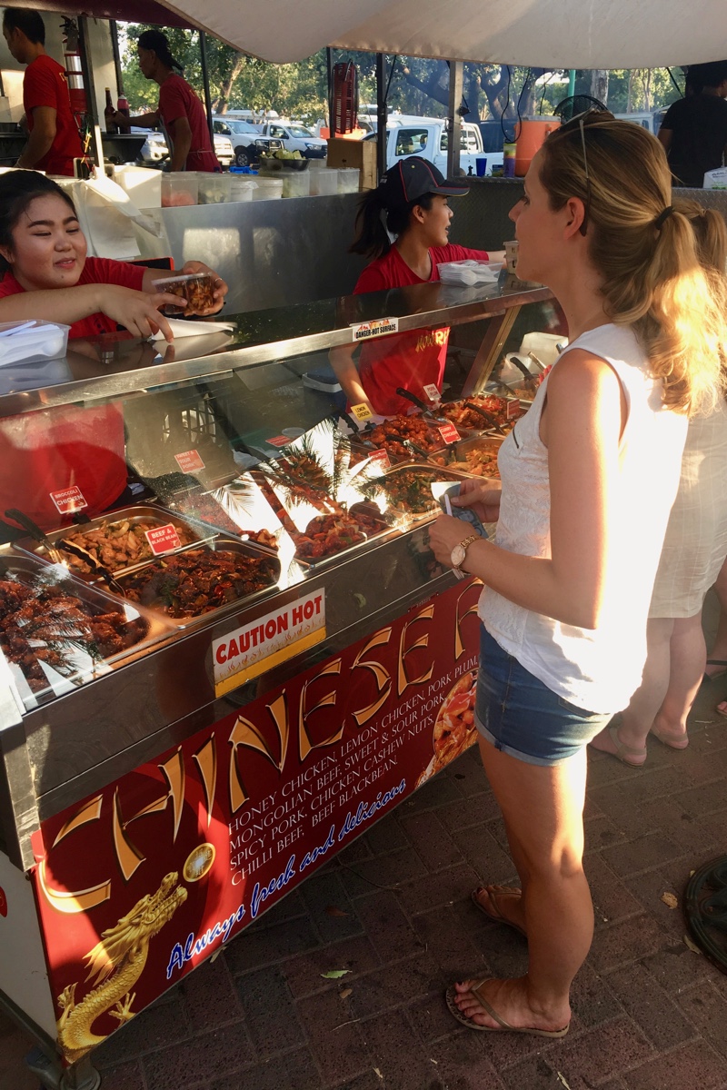 Iets wat je zeker wilt doen als je in Darwin bent is een bezoek brengen aan Mindil Beach Sunset Markets