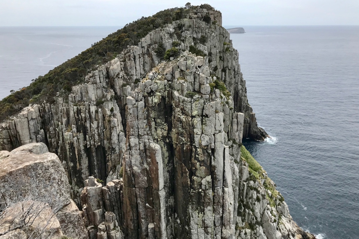 Op ontdekking in Tasmanië in Australië is geweldig voor de hike naar Cape Hauy