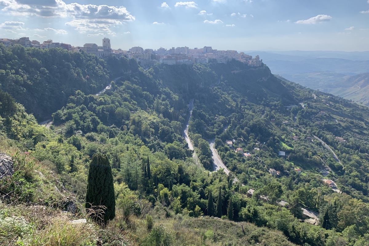 In Enna heb je een geweldig uitzicht over het centrale deel van Sicilië
