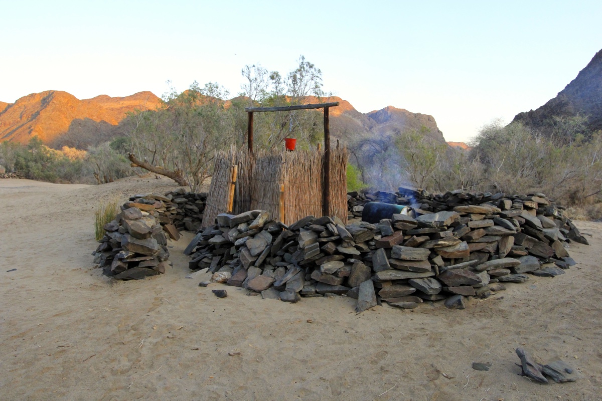 Douchen bij Ugab Rhino Camp in Namibie is een bijzondere ervaring