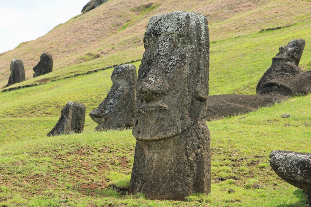 De Nursery, Ranu Raraku dat is waar de moai verder vervaardigd.