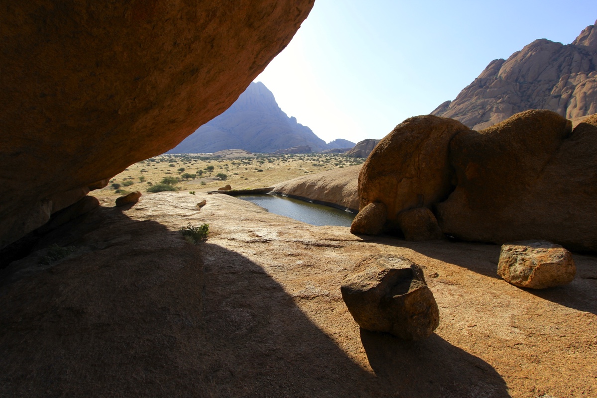 In Spitzkoppe in Namibie vind je deze rockpool hoog in de bergen