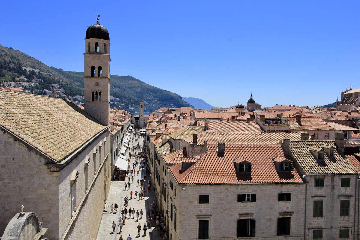 Wandel over de stadsmuren in Dubrovnik