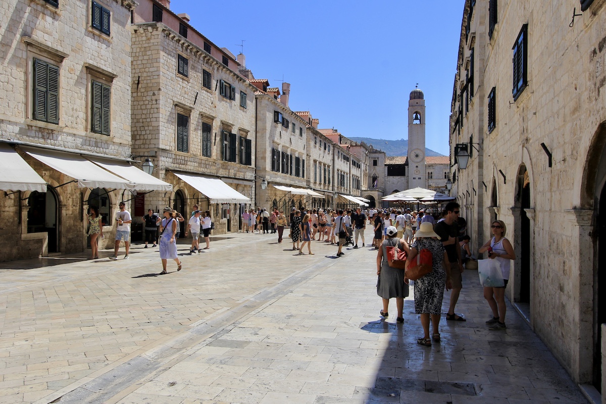 In Dubrovnik moet je zeker door de mooie straatjes struinen
