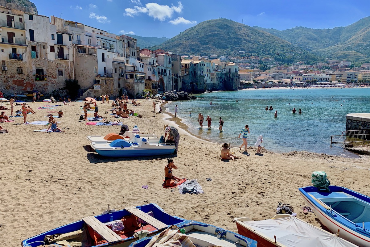 Cefalu is een van de mooiste dorpjes op sicilie en verdient een bezoekje tijdens jouw roadtrip route sicilie