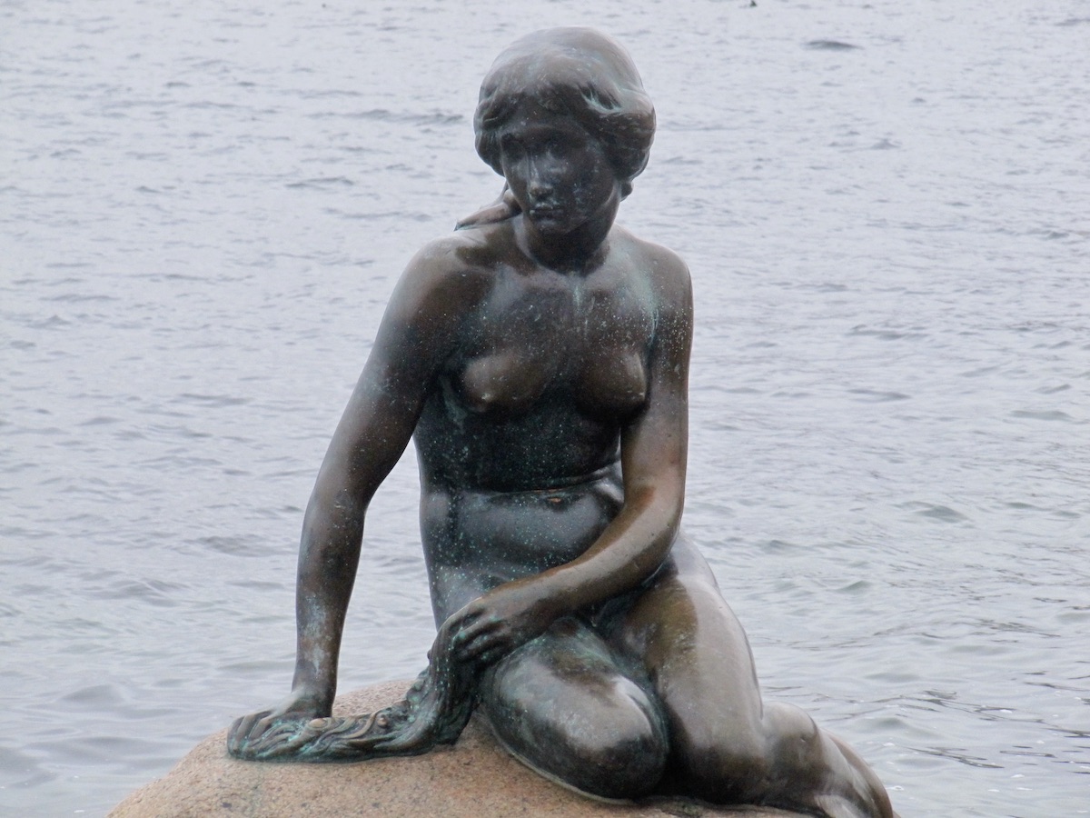 De Kleine Zeemeermin in Kopenhagen behoort zeker tot een van de meest teleurstellende plekken die ik ooit bezocht heb