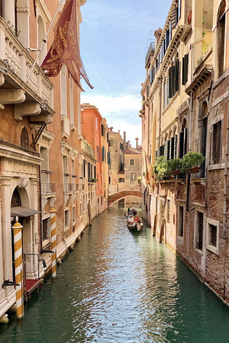 Een bezoek aan Venetie is niet compleet zonder een foto van een gondel in de grachten van Venetie