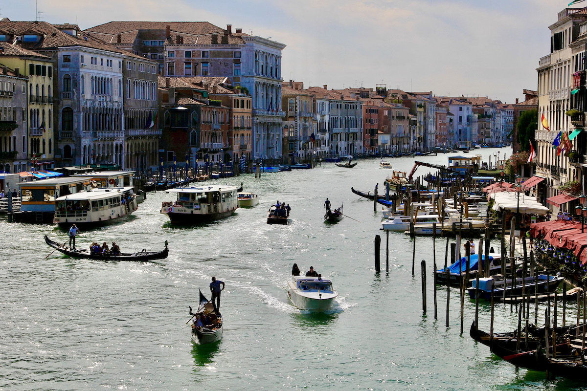 Het uitzicht vanaf de Rialtobrug over Canal Grande geeft de sfeer in Venetie goed weer; wat een hoogtepunt!