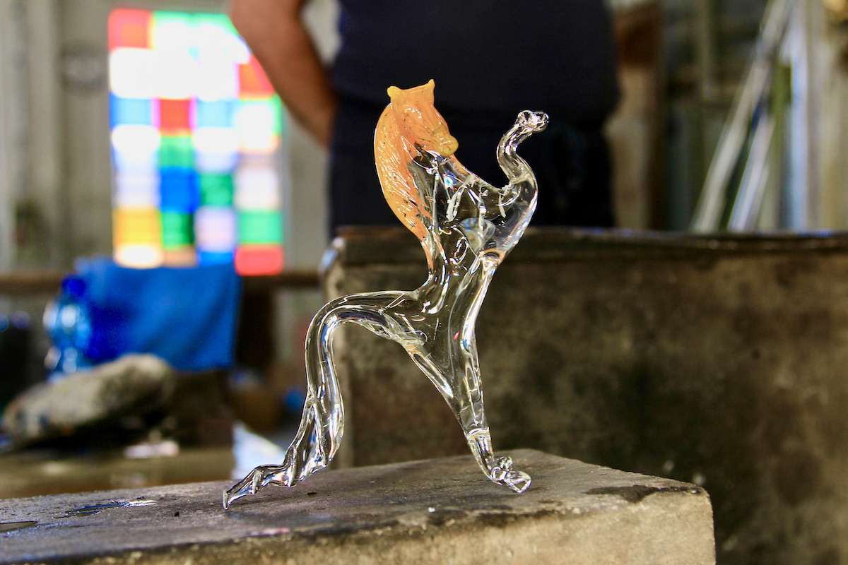 Een bezoek aan een glasblazerij op Murano mag niet ontbreken als je een Venetië bezoekt